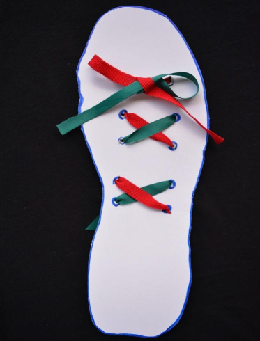 Kartoninė pėdos forma su žaliomis ir raudonomis juostelėmis
