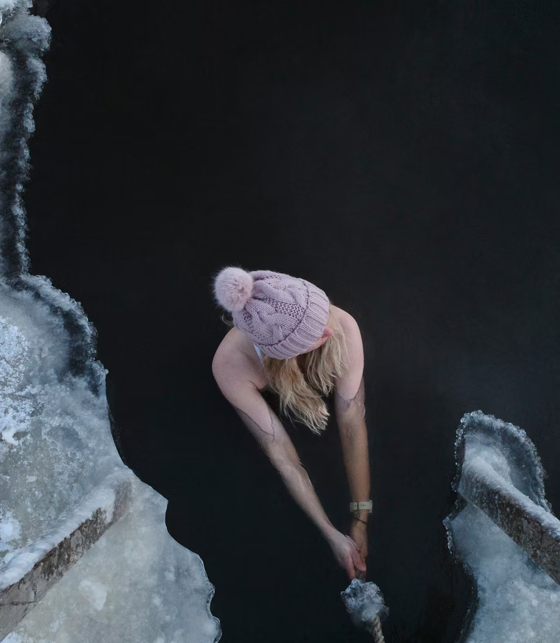 Moteris, pasinėrusi į ledinį vandenį