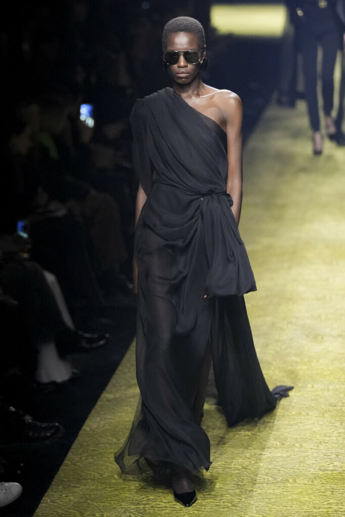 Modelis, dėvinti ilgą juodą suknelę