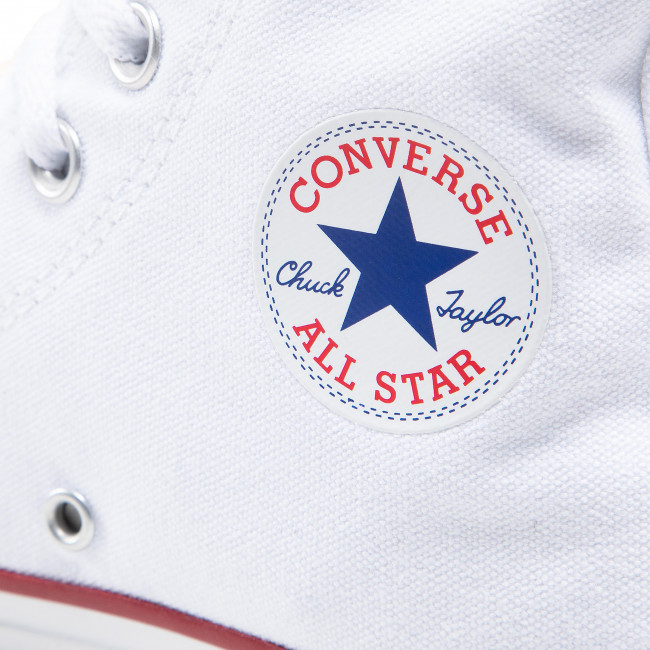 Converse logotipas ant baltų sportbačių